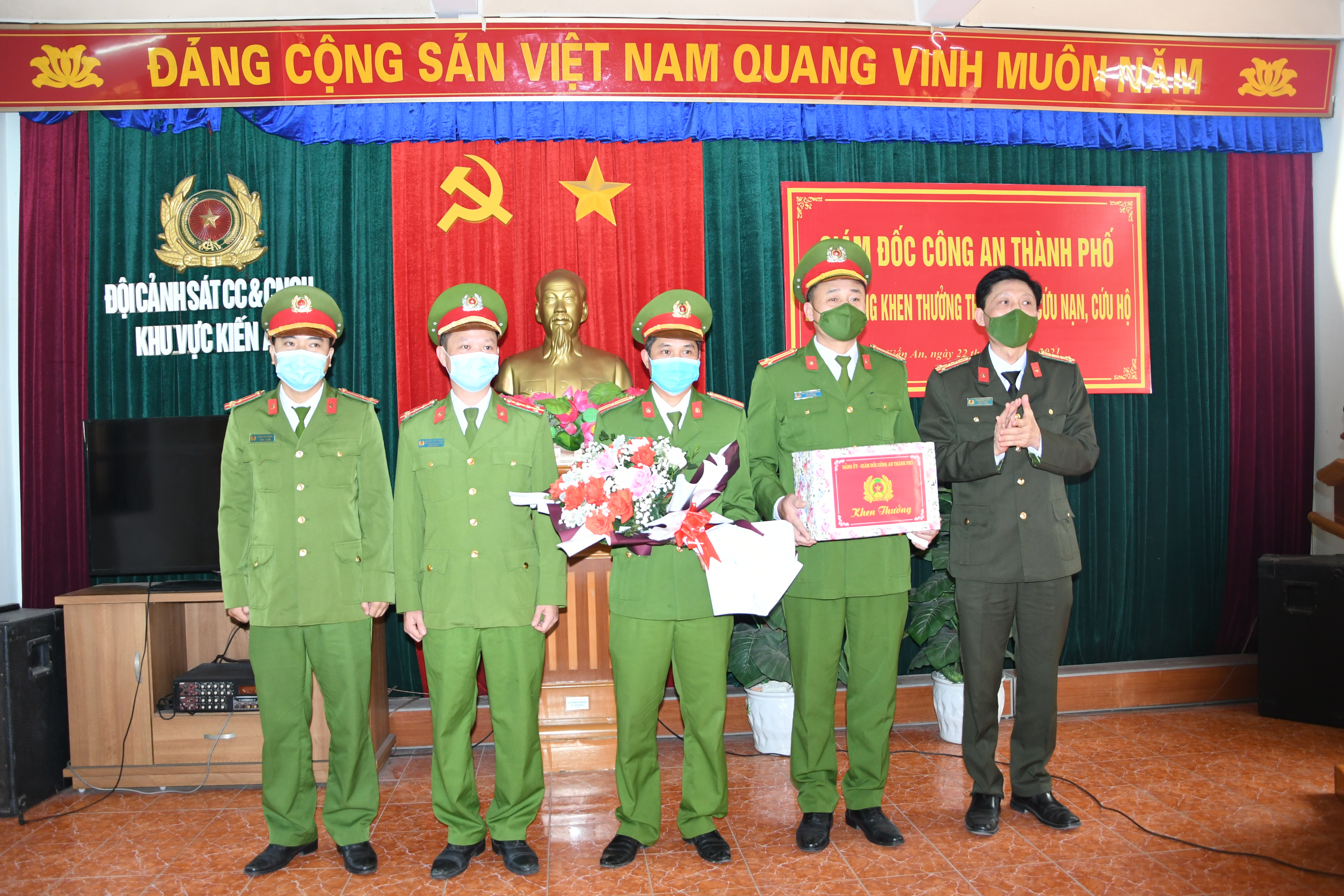 Khen thưởng lực lượng  Công an kịp thời cứu người dân gặp nạn tại khu vực đồi Thiên Văn